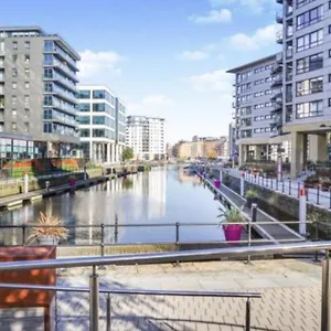Deluxe Modern & Free Secure Parking! Apartment Leeds (West Yorkshire)